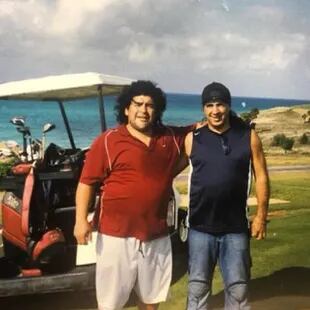 Gabriel Buono junto a Diego Maradona en Cuba