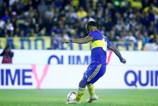 Sebastián Villa remata durante la tanda de penales de la semifinal de la Copa de la Liga Profesional que disputan Boca Juniors y Racing Club