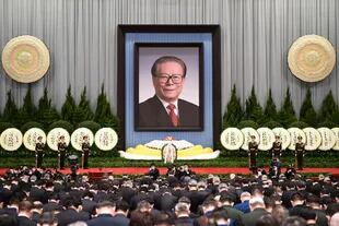 La gente participa en el servicio conmemorativo público del exlíder chino Jiang Zemin en el Gran Salón del Pueblo en Pekín