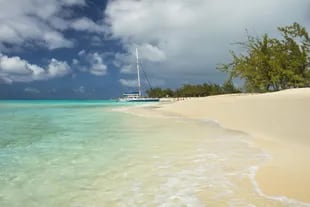Arenas blancas y un mar transparente en Turks y Caicos, el archipiélago caribeño