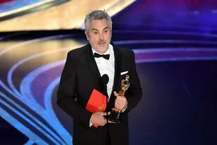 Alfonso Cuarón acepta el oscar por mejor película extranjera
