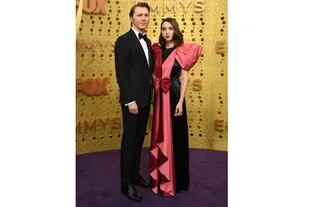 Rojo y negro. Los actores Paul Dano y Zoe Kazan al llegar a la gran ceremonia de la televisión norteamericana. Ella eligió lucir para esta ocasión un vestido de Gucci