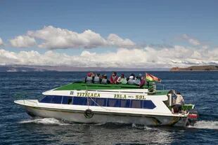 Navegación en el lago Titicaca rumbo a la Isla del Sol.