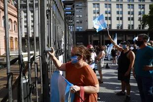 Los manifestantes de la marcha del 27F frente a la Casa Rosada
