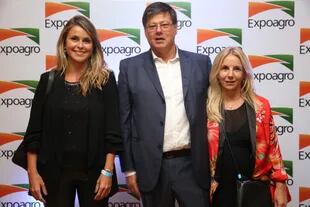 La secretaria de Comercio Exterior, Marisa Bircher, Martin Schvartzman (Expoagro) y Dolores Mitre