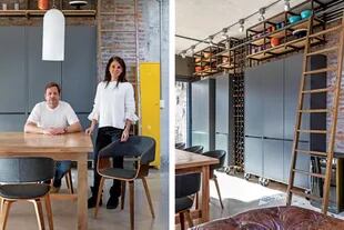 La arquitecta y Joan detrás de la mesa de anchico (Landmark). "Mis clientes son personas a las que les gusta la creatividad tanto en lo espacial como en lo constructivo".