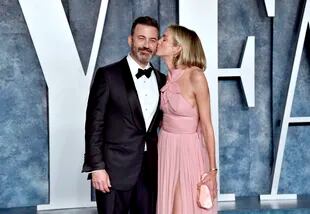 Jimmy Kimmel recibe un beso de Molly McNearney 