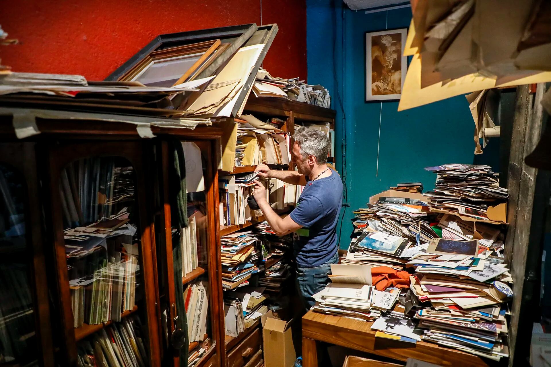 Gotcha es un inmigrante georgiano que ocupa uno de los locales con su archivo de documentación sobre arte argentino