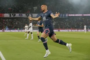 Kylian Mbappe, del PSG, celebra su anotación contra Metz, en el estadio Parque de los Príncipes, en París, en un partido de la Liga Uno de Francia, el sábado 21 de mayo de 2022. (AP Foto/Michel Spingler)