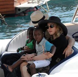 Madonna junto a sus hijos Mercy y David, de paseo por Italia