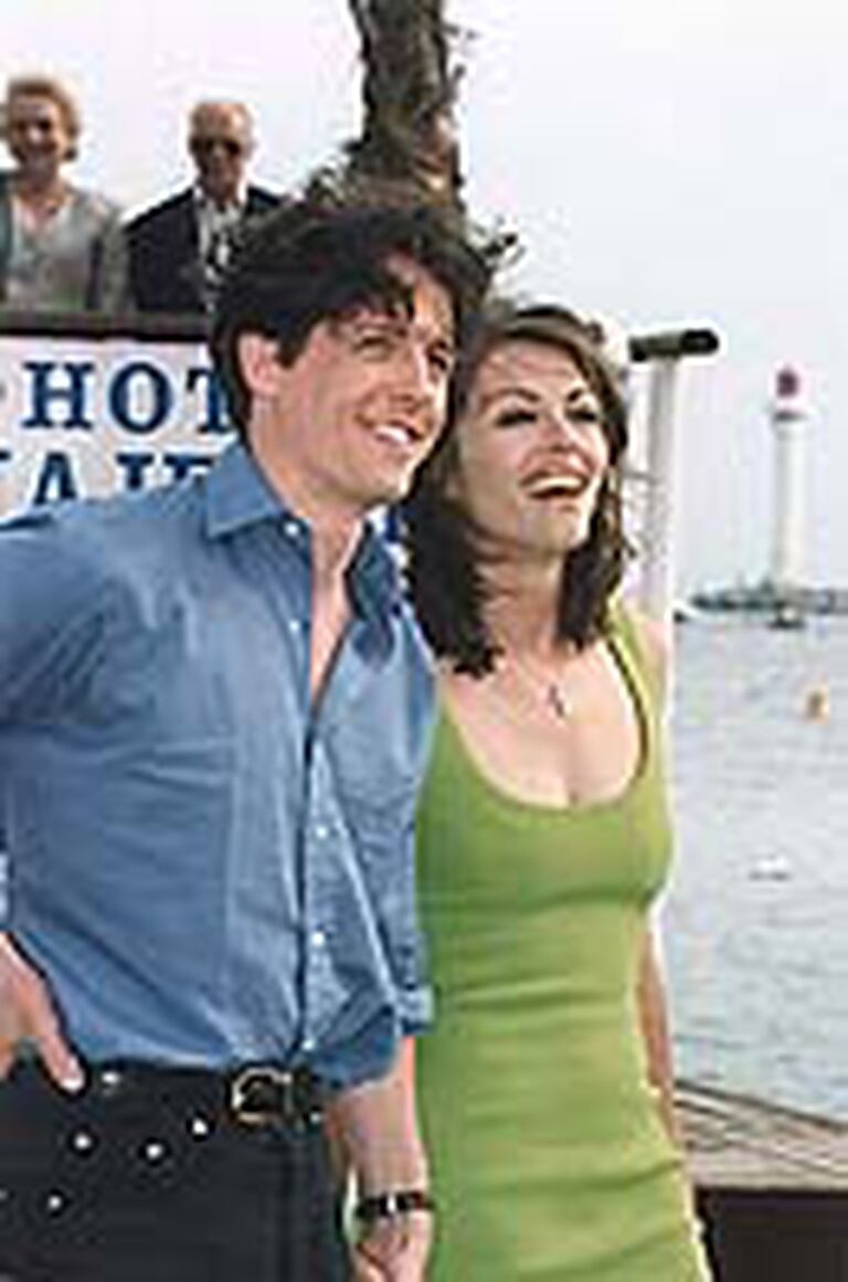 Elizabeth Hurley y Hugh Grant en los 90