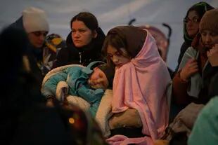Los refugiados reciben abrigo y comida luego de atravesar los pasos fronterizos