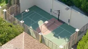 Dentro de la propiedad hay una cancha de tenis y básquet