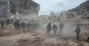 Según precisaron las fuerzas terrestres ucranianas, un edificio de base militar fue destruido por un ataque aéreo en la ciudad de Okhtyrka, ubicada en la región de Sumy
