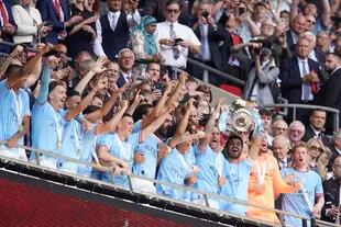 Ilkay Gundogan levanta la FA Cup en el estadio Wembley (AP Photo/Dave Thompson)