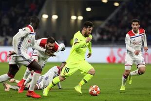 Messi y la pelota, en el partido entre Barcelona y Lyon, en Francia.