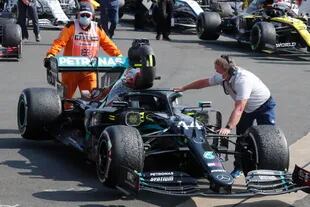 Las ampollas de los neumáticos del auto de Lewis Hamilton, un reflejo del desproporcionado desgaste al que Mercedes sometió a las gomas; la escudería de Brackley necesitará revisar las razones que provocaron el deterioro de los compuestos blandos para no sufrir en la cita de Barcelona