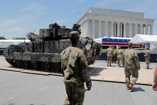 Un tanque del Ejército, ayer, frente al Monumento a Washington para los festejos del 4 de julio