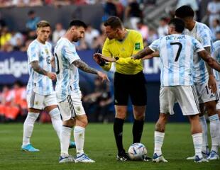 Messi dialoga con el juez durante el partido con Estonia