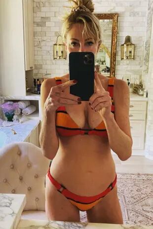 Melanie Griffith publicó una selfie en bikini desde el lujoso baño de su casa