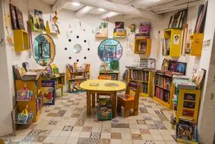 El mágico interior de la librería y su espacio para chicos.
