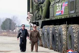 Kim Jong Un, camina alrededor de un misil balístico intercontinental