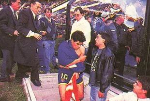 Ferro Viera detrás de Maradona, al final del último partido del 10 en Boca, en 1997