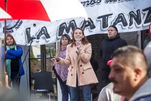 Patricia Cubría habla en un acto con vendedores ambulantes de La Matanza
