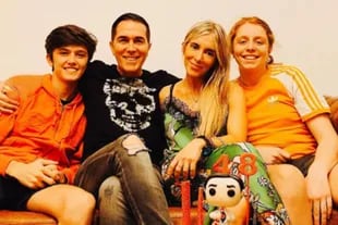 Rodolfo Barili junto a su novia, Lara Piro, y sus dos hijos, Dante y Benicio