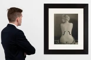 El célebre desnudo de mujer de Man Ray es la foto más cara de la historia