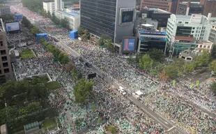 Multitudinario recibimiento de Francisco en Seúl en 2014