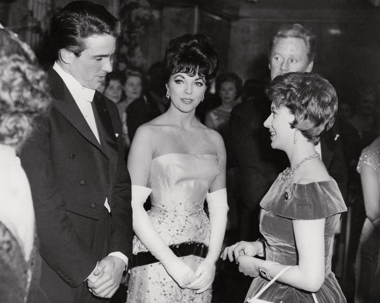 La princesa Margarita saluda a Warren Beatty, Joan Collins y Van Johnson en 1961
