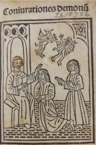 En esta imagen del manual se puede evidenciar cómo una persona está intentando sacarle espíritus malignos a otra por medio de un exorcismo
