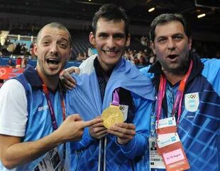 La felicidad de Crismanich y su equipo de trabajo después de la consagración y de quedarse con la medalla dorada
