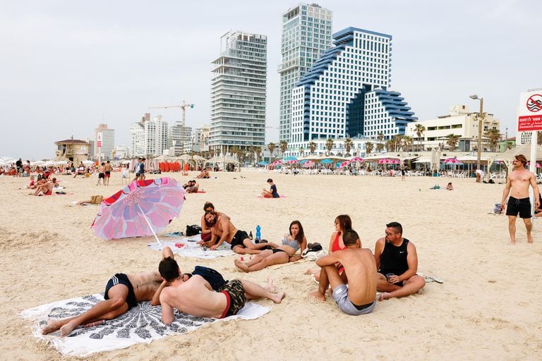 La gente disfruta de la playa en Tel Aviv, luego de que las autoridades anunciaran que ya no eran necesarios los barbijos al aire libre