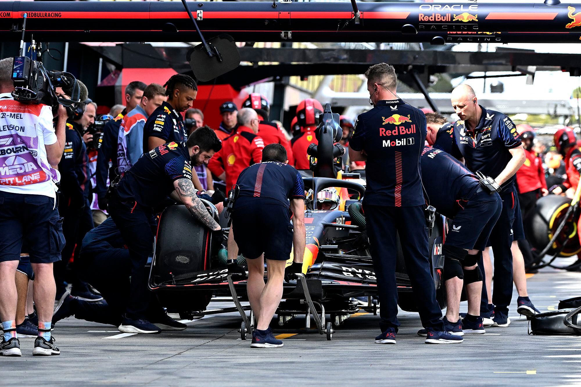 El equipo Red Bull trabaja en el auto de Sergio Pérez, que acelera en la pista para disputarle el título a su compañero Max Verstappen y eso genera más competencia y cuidados.