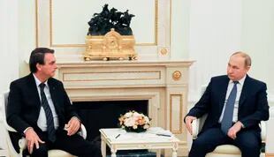 El presidente ruso Vladimir Putin, a la derecha, y el presidente de Brasil Jair Bolsonaro hablan entre sí durante su reunión en el Kremlin en Moscú, Rusia, el miércoles 16 de febrero de 2022.