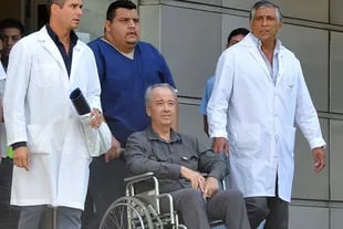 Wolek en el momento en recibir el alta después de que le salvaran la vida en el hospital Argerich