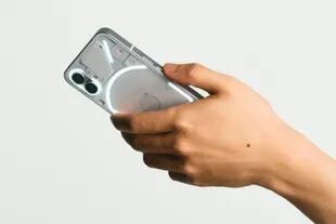 El Nothing Phone (1) tiene una carcasa transparente y corre Android; la compañía fue fundada por los creadores de OnePlus