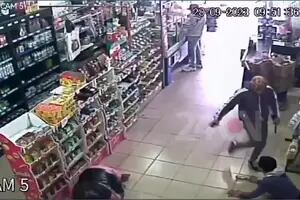 En un violento robo en supermercado, un delincuente noqueó a un cliente