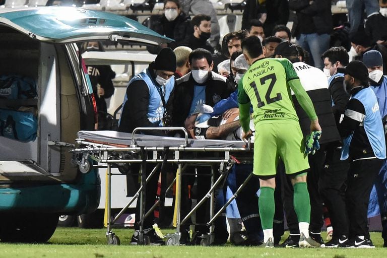 El momento en el que Víctor Salazar, de Olimpia, es trasladado a una ambulancia luego de una lesión durante el partido de cuartos de final de la Copa Libertadores contra Flamengo de Brasil, en Asunción