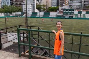 Ichika Egisha en la tribuna del "Coloso de Bajo Belgrano", el estadio del Club Excursionistas