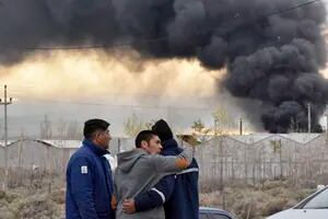 Explosión en una refinería: “Estaba durmiendo y no podía bajar del camión por el fuego, lo rescatamos”