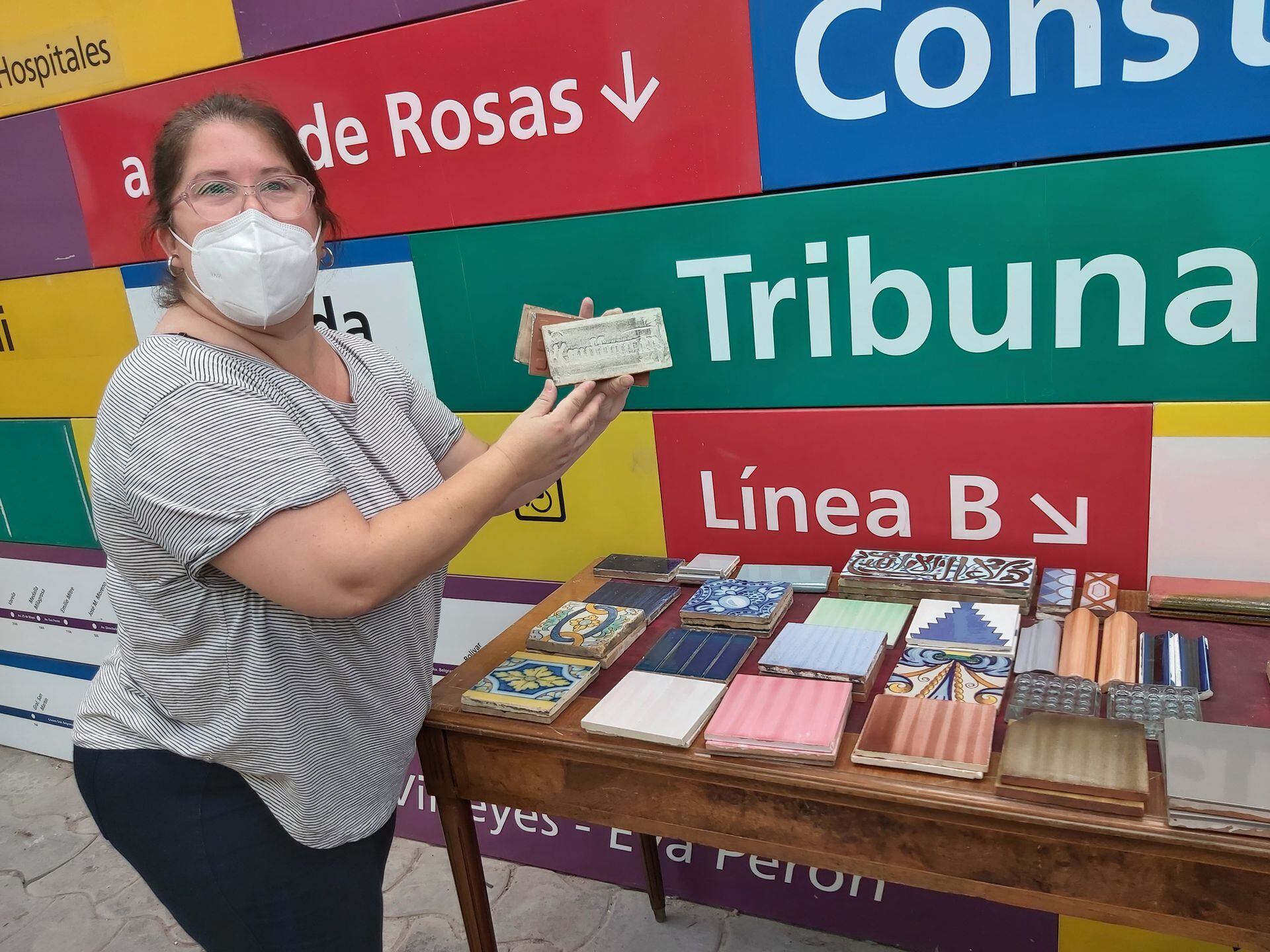 María Videla, de la gerencia comercial de Sbase, sostiene una de las muestras de las mayólicas que fueron rescatadas del subte