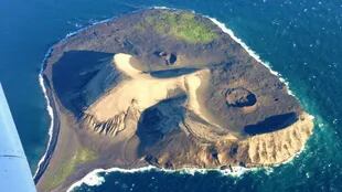 Vista aérea de la Isla Surstey, que tiene una superficie de 1,41 kilómetros cuadrados, y se convirtió en el laboratorio impoluto de los científicos