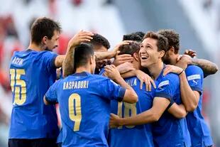 Nicolo Barella festeja con su compañeros el primer gol de Italia ante Bélgica
