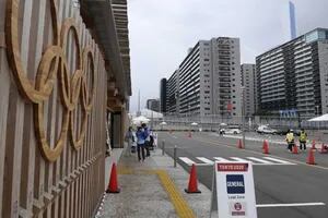 La policía japonesa investiga un festejo grupal con alcohol en la Villa Olímpica de Tokio 2020