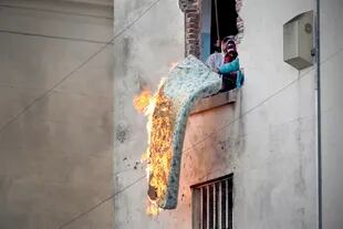 Por las ventanas de la cárcel de Devoto los internos sacaban colchones incendiados