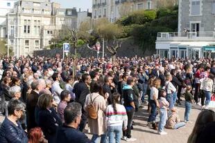 Unas 700 personas se reunieron frente a la plaza de la iglesia Santa Eugenia