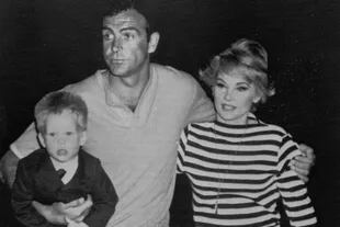 1965. Sean Connery su mujer de entonces, Diane Cliento, y su hijo Janson
